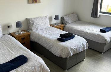 POPPY LUXURY LODGE Sleeps 8 at Fairview Farm, Ravenshead, Nottingham Near Sherwood Forest, Dog Friendly, Farm Stay great for wedding groups, families, Hen Do's, friends gatherings with amazing views - Foto 36