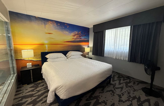 Lighthouse Inn & Suites - Photo 35