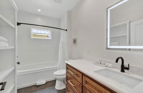 The Grove D With Hot Tub & King Beds - Walk to Main - Foto 24