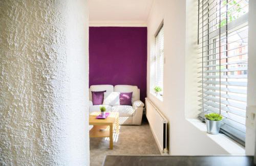 Purple Blossom, 2 bed apartment, Wi-Fi, near Didsbury, free parking - Foto 4