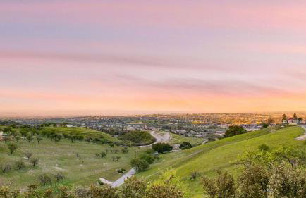 Stunning Escape • Hot Tub Panoramic View Prime Location Hilltop by AvantStay - Photo 36