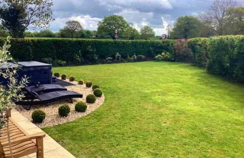 Stunning views, Hot tub, 5 mins to Chester - Photo 60