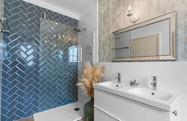 Modern Villa With Swimming Pool and Fenced Garden - Photo 15