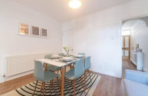 Stylish Caversham Town-House Free Parking & Garden - Photo 13