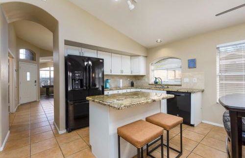 Luxe Desert-Chic 3BR with Heated Pool, Spa, and Grill - Foto 19