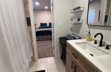 Peaceful Lakeside Retreat - Cozy 3BR Waterfront Home - Foto 6