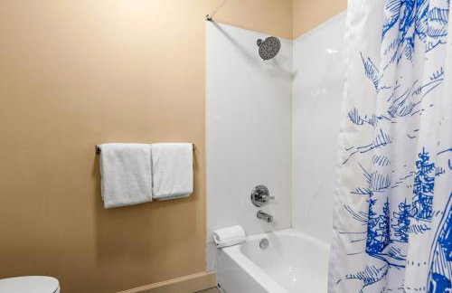 KBM Resorts Crestview Condos Spacious condo near Olympic Park with gas fireplace year-round pool hot tub city wide shuttle access. CVC-308B - Foto 40