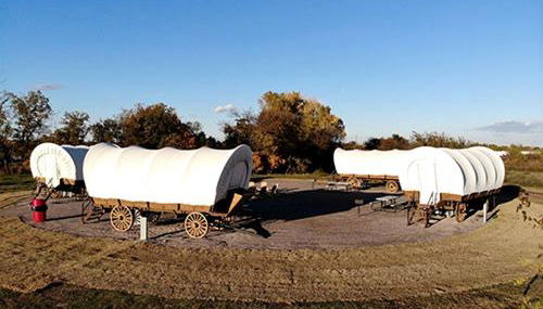 Oklahoma Glamping in this Wonderful Covered Wagon for Family Vacations near Oklahoma City - Foto 5