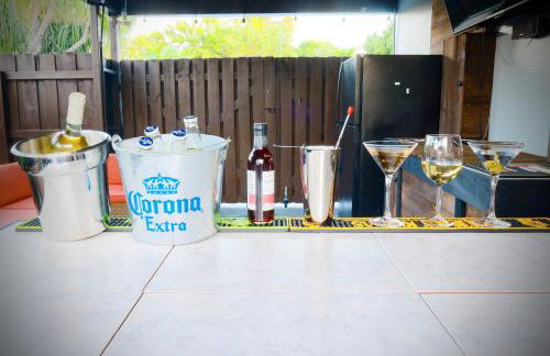 Private Heated Pool Oasis Pet-Friendly Retreat Short or long Stays Sleeps 2-8 Ppl - Photo 35