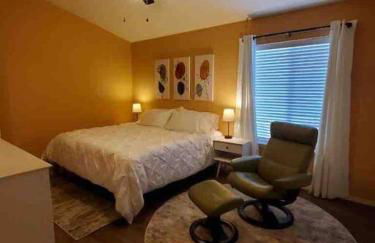 Solar Half-Plex with Chic Style in Country Glen - Foto 19