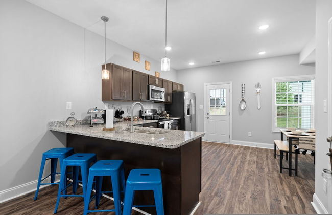 Sapphire Oasis A Luxurious Townhouse Retreat Near Nashville Ft Campbell - Foto 13