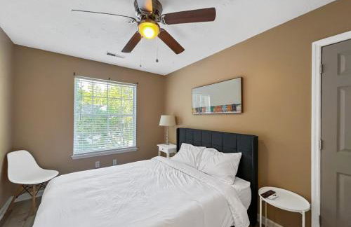 The Paramour comfy home with ground floor bedroom and fenced in yard - Foto 4