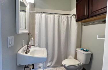 Comfortable 2-Queen Suite Near Hospital WB3 - Photo 21