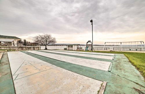 Portage Lake Condo with Deck and Pool Access! - Foto 24
