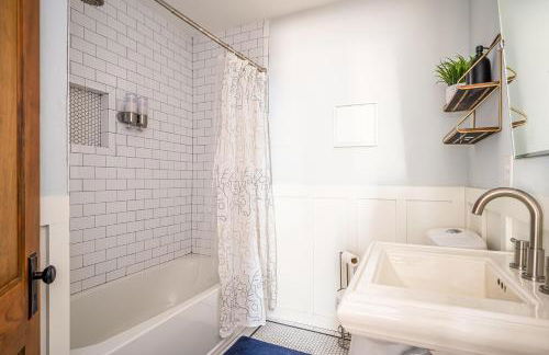 4BR/3BA Luxurious Decatur Home w/ Patio & Backyard - Foto 23