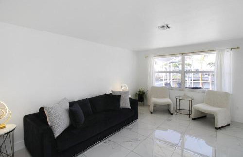Chic & modern canal-front retreat with private pool - Azure Tides - Photo 50