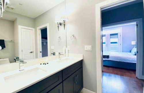 Luxe Penthouse with Private Parking & Rooftop w TV - Foto 10