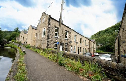 Hebden Bridge Haven - Stylish, Cosy, Canal Side, Pet Friendly - Photo 2