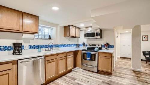 Sloans Lake Getaway - Basement Apartment Near Broncos and Downtown Denver - Foto 4, stove, dishwasher, pet friendly, minibar