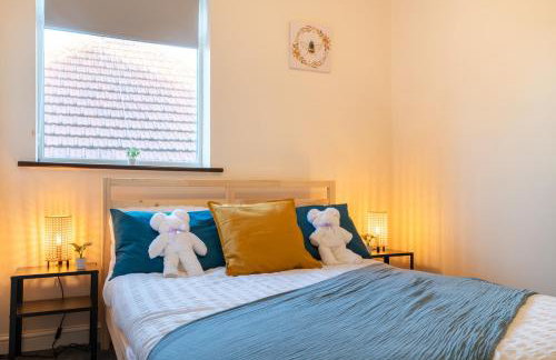 Stylish 3 Bed House-Free Parking - by Holiday Homes - Photo 18