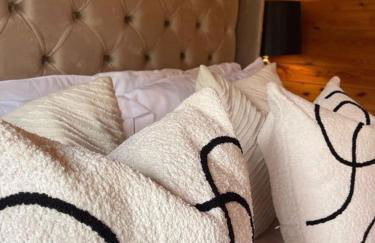 Otter 1 - Private Hot Tub - Bali Inspired Lodge - Bath - Longleat - Wiltshire - Photo 26