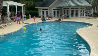 First Class Treatment Luxurious end unit Patio Pool Restaurant Bar on premises Steps away from Everything else! Spacious Condo Stocked with all You Need! - Foto 3, sunbed