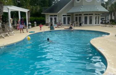 First Class Treatment Luxurious end unit Patio Pool Restaurant Bar on premises Steps away from Everything else! Spacious Condo Stocked with all You Need! - Foto 3