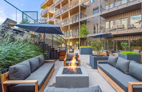 Penthouse Luxury with Pool Patio and City View plus Walk to Broadway - Foto 5