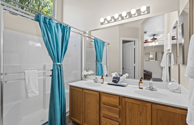 Cozy Hidden Gem - 3BR - 1Den w Backyard - Foto 25