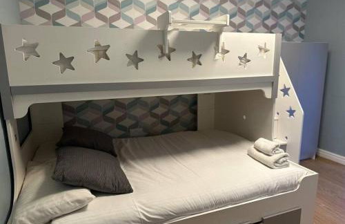 Stunning 4-Bedroom Home - Foto 9