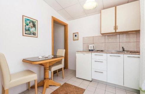 1 Bedroom Nice Apartment In Dinjiska - Foto 3