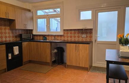 Cosy 3BDR Home With Free Parking In Harrow - Photo 17