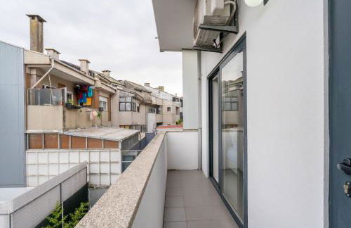 Sleek Apartment with Balcony by HostWise - Foto 5