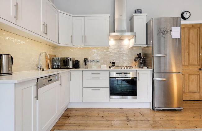 Contemporary Clapham Home Near Wandsworth Common - Photo 9