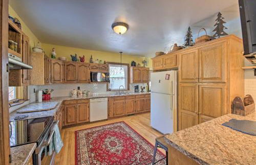 Quaint and Family-Friendly Watertown Farmhouse! - Foto 7