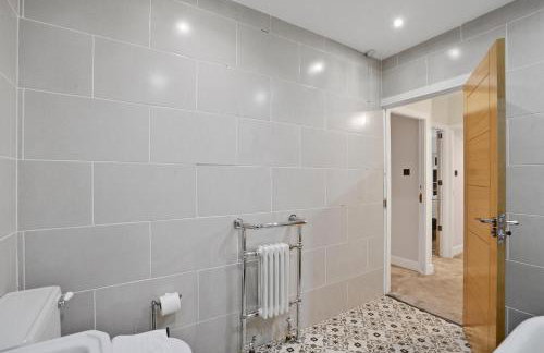 Spacious Modern 4BR Home 2 Luxury Bathrooms Private Parking Near M54, M6, JLR & WV1 - Foto 15