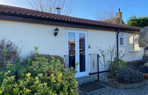 One Bedroom Bungalow No1 - Secure Gated Parking - Foto 24