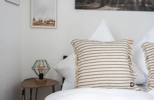 1-4 Gäste Wohnung W-Lan, Netflix, Amazon, Parken, Arbeitsplatz, 24h Check in ,Vollausgestattet Küche, Handtücher Seife u,v,m für Geschäftsreisende, Paare, Familien , - Foto 10