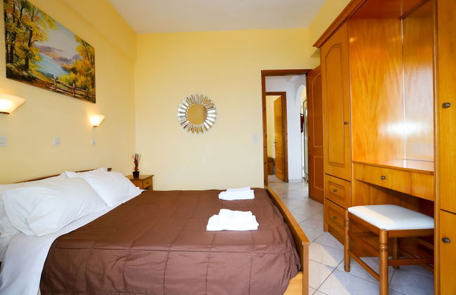 Agios Georgios - 2 Beds - Sleeps 5 - Free Parking - Foto 6