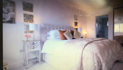 Luxurious 3 bedroom house now with FULL FIBRE INTERNET Shangri la in village of Alfrick with driveway parking for 3 cars in an area of outstanding natural beauty, superb walking,close to Worcester, Malvern showground, theatre, Malvern hills, dogs welcome - Foto 3