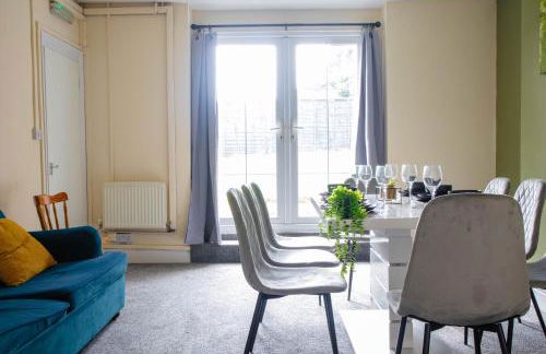 3 Bedroom House - Free Parking-Hospital-Contractors-Families - Long Stay Rates Available - Photo 36