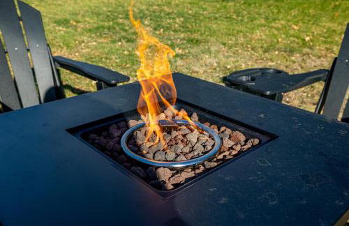 Main Street Retreat Hot Tub Sleeps 8 - Foto 45