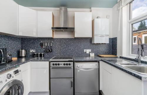 "FurnishedRentals Direct" WiggenHouse Stylish 3 Bedroom house Sleeps 8 with Free Parking, 2 Bathrooms, near to Watford High Street and Watford Football Stadium, Suitable for visiting Harry Potter Warner Bros Studio and London - Photo 15
