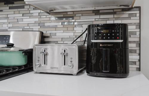 Entire Private Home with 3 Bedrooms 2 Bathrooms, Hot Tub, Garage, King Bed, Available Now - Foto 57