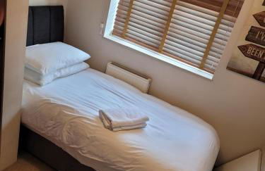 The Holbein Three bedroom home near tilgate park private parking and garden - Foto 9