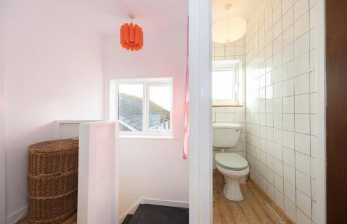 Cosy mid century Stockport with views, dog walks, woodburner - Foto 13