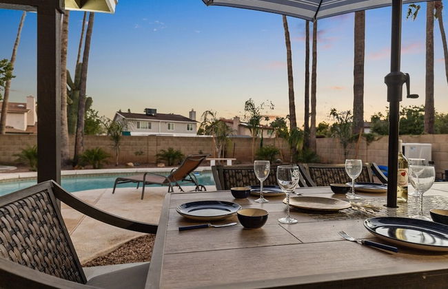 Modern and Stylish Remodeled 4 Bdrm w/ HTD Pool! - Foto 27