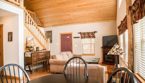 Twin Owls Lodge, Great for families Master bedroom, Loft, full kitchen, Dogs OK - Foto 2
