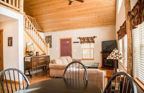 Twin Owls Lodge, Great for families Master bedroom, Loft, full kitchen, Dogs OK - Foto 2