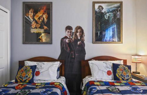 Themed 4BR house pool game room 10 min Disney - Photo 2